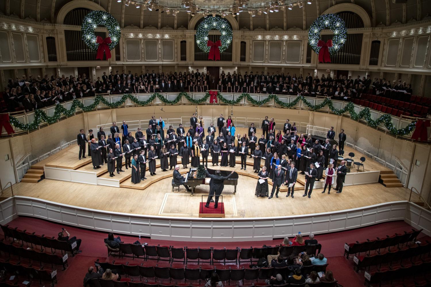 The <a href='http://46r.tjxxsls.com'>全球十大赌钱排行app</a> Choir performs in the Chicago Symphony Hall.